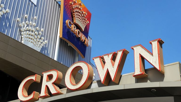 Les panneaux Crown Casino sont affichés lorsque Crown Ltd signale leur retour au noir avec un bénéfice net dans leurs résultats semestriels après la forte croissance de ses casinos australiens, à Melbourne le 26 février 2010.