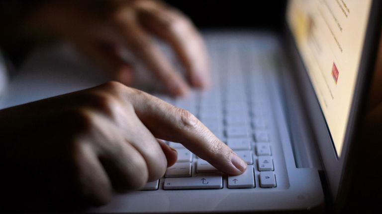 Photo de dossier en date du 06/08/13 d'une femme utilisant un ordinateur portable