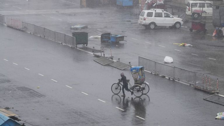 Un résident indien tire son cyclo-pousse dans une rue après le passage du cyclone Fani à Puri, dans l'état d'Odisha, dans l'est de l'Inde, le 3 mai 2019. - Deux personnes sont mortes le 3 mai après que le cyclone Fani s'est abattu sur l'Inde orientale, ont indiqué des responsables lors de la tempête envoyé des arbres de noix de coco voler, soufflé des stands de nourriture et couper le courant et l'eau. Le système météorologique monstre, qui a touché terre dans la ville sainte de Puri, à l’est du matin, est l’un des plus puissants au large de l’océan Indien depuis des années.