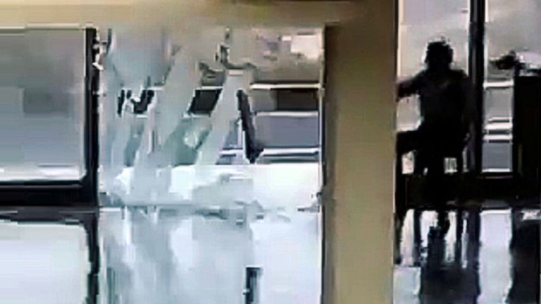 Une fenêtre semble avoir été brisée par la tempête à Bhubaneswar, Odisha