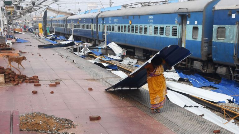 Une femme indienne transporte un débris près de la voie ferrée à la gare endommagée de Puri, dans l'état d'Odisha, dans l'est de l'Inde, le 4 mai 2019, après le passage du cyclone Fani dans la région. - Le cyclone Fani, l'un des plus importants à frapper l'Inde depuis des années, s'est propagé au Bangladesh le 4 mai, après une série de destructions meurtrières en Inde. (Photo de Dibyangshu SARKAR / AFP) (Le crédit photo devrait se lire DIBYANGSHU SARKAR / AFP / Getty Images)