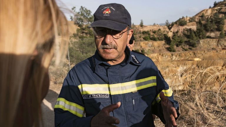 Le chef des pompiers de Chypre, Marcos Trangolas, devant le lac rouge acide près du village de Mitsero
