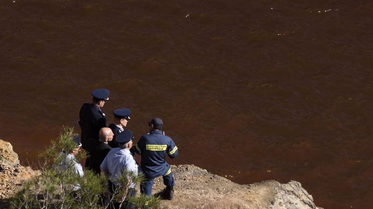 Le chef de la police chypriote, Marcos Trangolas (R), a informé le chef de la police chypriote, Kypros Michaelides (C), dans le lac acide de Red Lake, près du village de Mitsero.