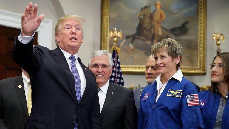Le président Trump signe la directive sur la politique spatiale 1 & # 39; en décembre 2017