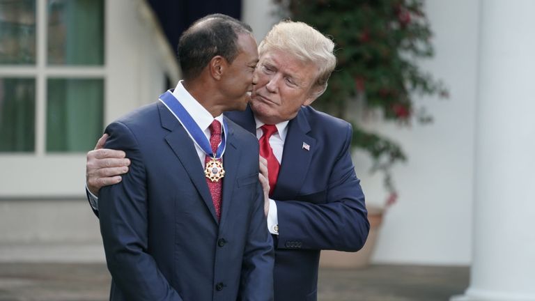 Donald Trump embrasse son entreprise et son partenaire de golf occasionnel Tiger Woods