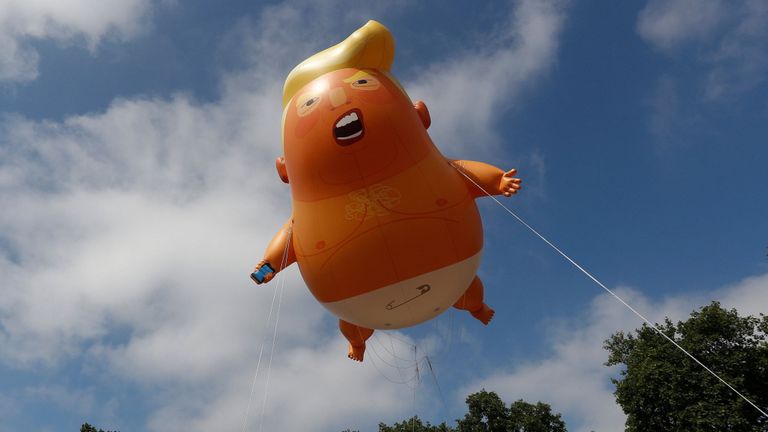 Des manifestants brandissent un dirigeable décrivant le président américain Donald Trump au-dessus de la place du Parlement