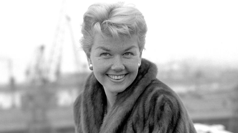 Doris Day à l'étranger The Cunard Liner Queen Elizabeth à Southampton
