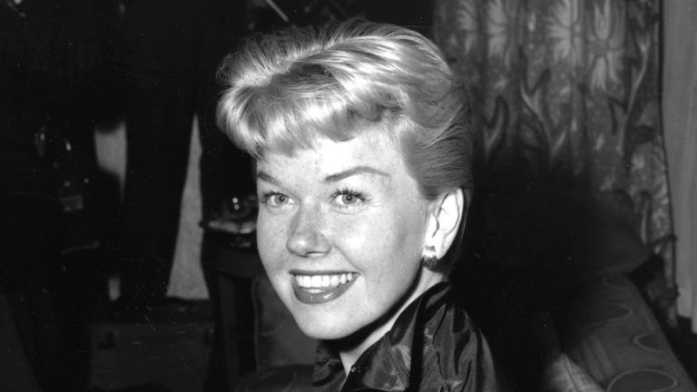 Doris Day photographiée à l'hôtel Claridges à Londres en avril 1955
