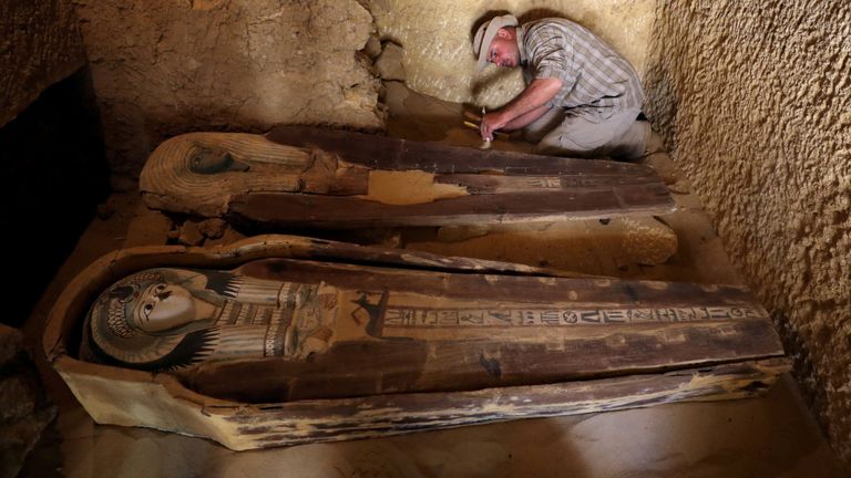 Deux anciens sarcophages sont vus sur le site de sépulture nouvellement découvert, le tombeau de Behnui-Ka et Nwi, datant d'environ 2500 av. J.-C. près des grandes pyramides de Gizeh, à la périphérie du Caire, en Égypte, le 4 mai 2019. REUTERS / Mohamed Abd El Ghany