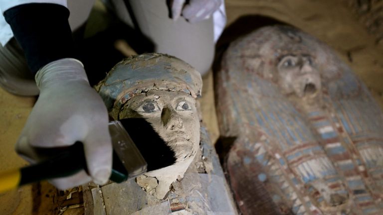 Deux anciens sarcophages sont vus sur le site de sépulture nouvellement découvert, le tombeau de Behnui-Ka et Nwi, datant d'environ 2500 av. J.-C. près des grandes pyramides de Gizeh, à la périphérie du Caire, en Égypte, le 4 mai 2019. REUTERS / Mohamed Abd El Ghany