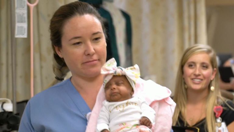 Infirmière Emma Wiest avec le bébé. Photo: Hôpital Sharp Mary Birch