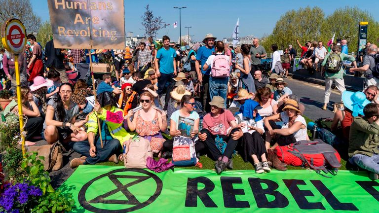Activistes du changement climatique sur le pont de Waterloo à Londres le mois dernier