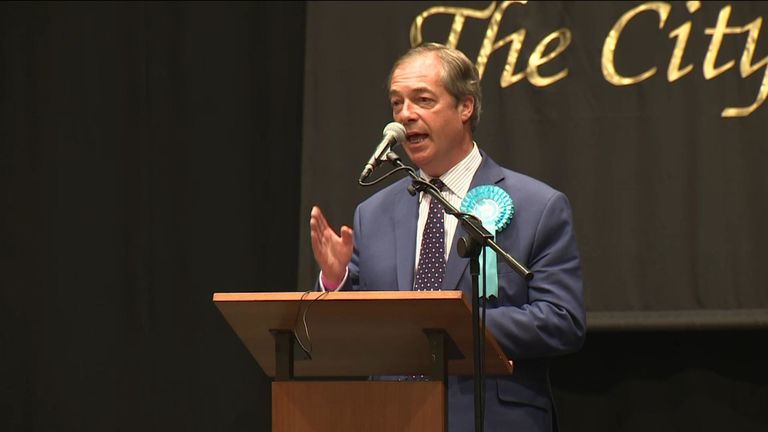 Le leader du Brexit, Nigel Farage, prononce un discours après avoir défendu son siège aux élections européennes.