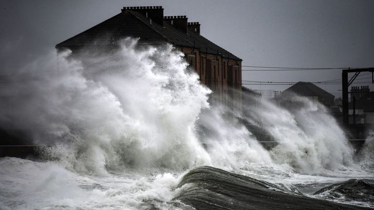 Des vagues se sont écrasées contre le mur du port le 28 novembre 2018 à Saltcoats, en Écosse. La tempête Diana apporte actuellement des pluies torrentielles et des vents de 70 mph dans la majeure partie du pays, déclenchant ainsi une alerte au Met Office et des inondations potentielles. 