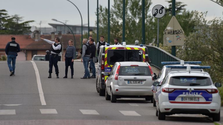 La police sécurise la zone autour du magasin où des personnes sont retenues en otage