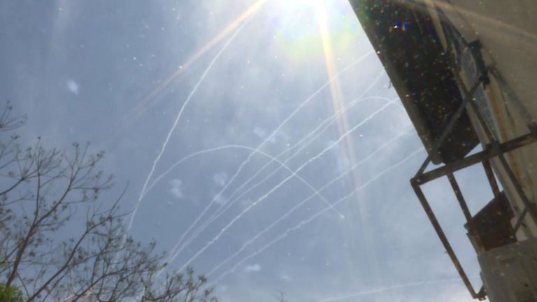 Iron Dome est un système de défense israélien basé à terre et conçu pour intercepter les roquettes à courte portée et l'artillerie. Il tire des roquettes du ciel