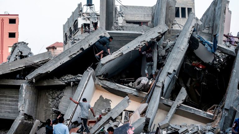 Les restes d'un bâtiment dans la ville de Gaza après avoir été touché par des frappes aériennes israéliennes