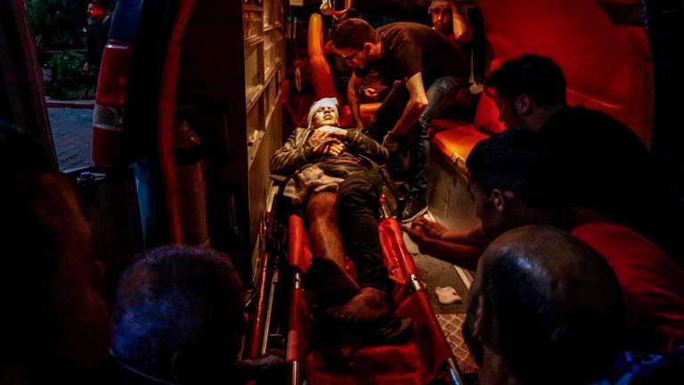 Un Palestinien blessé est chargé dans une ambulance