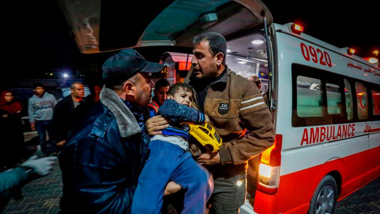 Un garçon blessé est transporté devant un hôpital du nord de Gaza