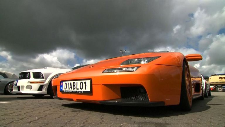 Porsche et Lamborghini étaient parmi les voitures saisies