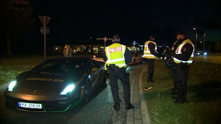 Des officiers enquêtent pour savoir si l'événement constitue une course de rue illégale