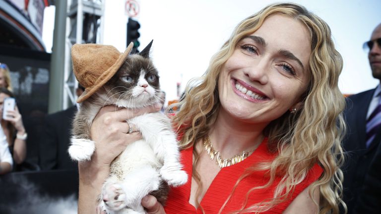 Grumpy Cat arrive avec sa propriétaire, Tabatha Bundesen, aux MTV Movie Awards 2014 à Los Angeles, en Californie, le 13 avril 2014