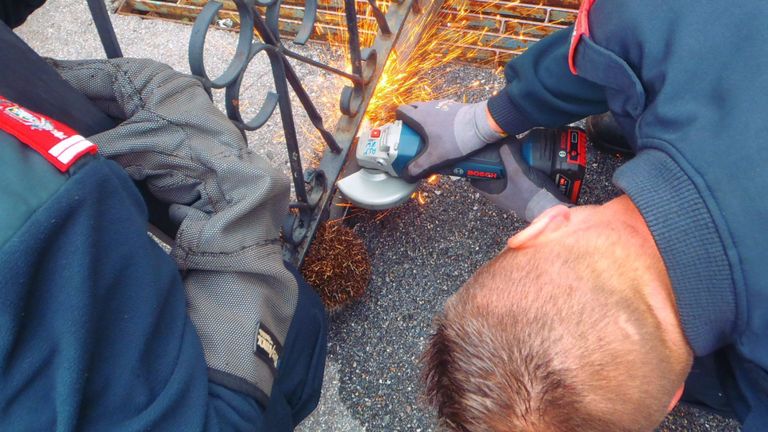 Des griffes hydrauliques et une meuleuse d'angle libèrent le hérisson. Pic: Facebook / berufsfeuerwehrundsicherheit