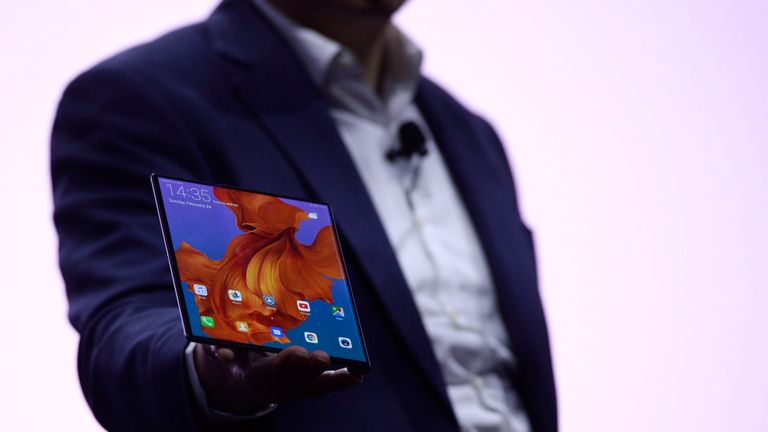 Richard Yu, PDG de la division produits grand public de Huawei, présente le nouveau smartphone pliable HUAWEI Mate X au Mobile World Congress (MWC), à la veille du plus grand salon mobile du monde, le 24 février 2019 à Barcelone. - Les fabricants de téléphones se concentreront sur les écrans pliables et l’introduction de réseaux sans fil ultra rapides 5G au plus grand salon mondial de la téléphonie mobile à partir de demain en Espagne, alors qu’ils tentent d’inverser la baisse des ventes de smartphones. (Photo de Josep LAGO / AFP) (Crédit photo devrait