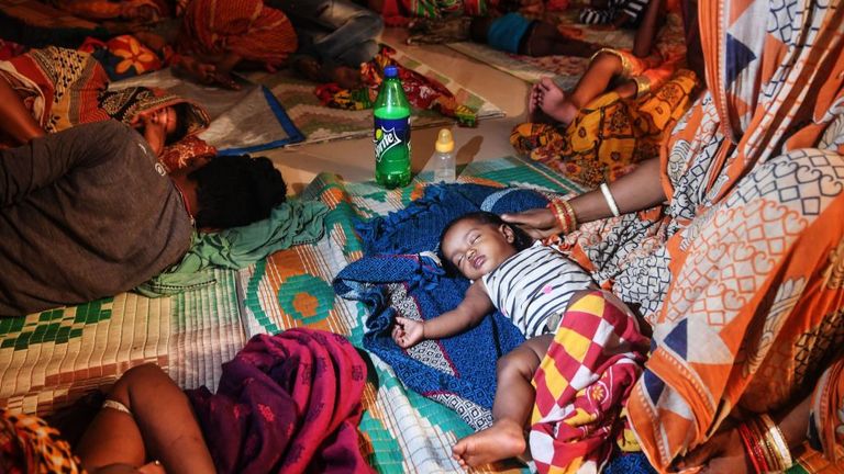 Les personnes évacuées pour des raisons de sécurité reposent dans un abri temporaire pour victimes de cyclones à Puri, dans l'État d'Odisha, dans l'est de l'Inde, le 3 mai 2019, alors que le cyclone Fani s'approche du littoral indien. - Près de 800 000 personnes dans l'est de l'Inde ont été évacuées avant un cyclone majeur qui soufflait jusqu'à 200 km / h et des pluies torrentielles, ont annoncé des responsables le 2 mai (Photo de DIBYANGSHU SARKAR / AFP) / La mention erronée[s] figurant dans les métadonnées de cette photo par DIBYANGSHU SARKA