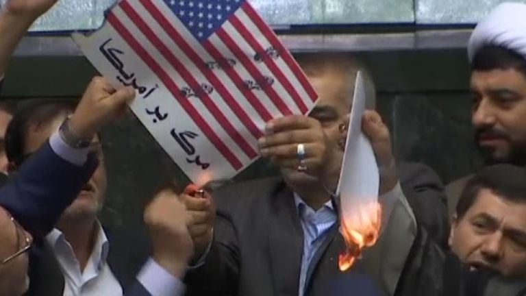 Les législateurs iraniens ont mis le feu à un drapeau américain en papier au Parlement à Téhéran
