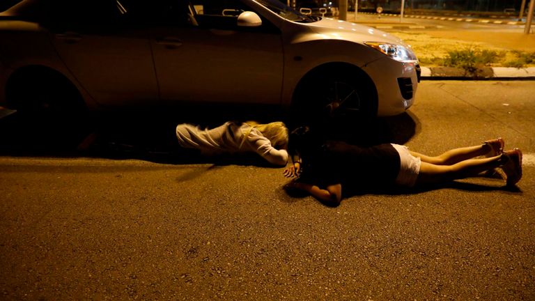 Les Israéliens se cachent derrière le site d'une attaque à la roquette