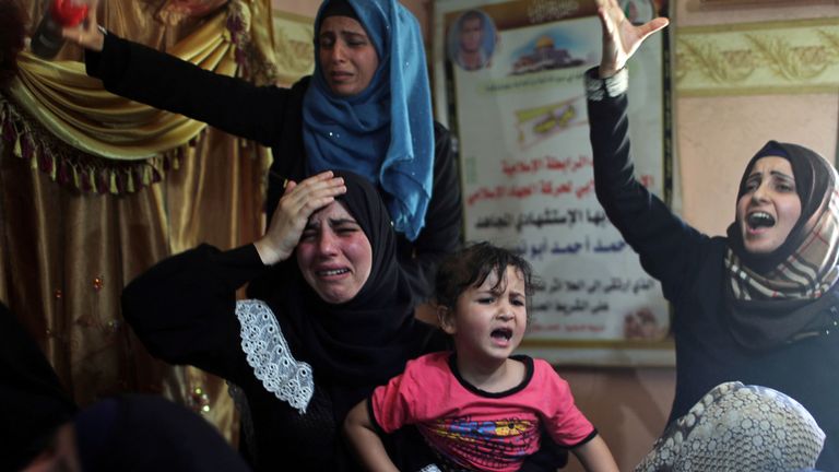 Des Palestiniens pleurent la mort d'un membre de leur famille tué lors d'une manifestation à la frontière entre Israël et Gaza