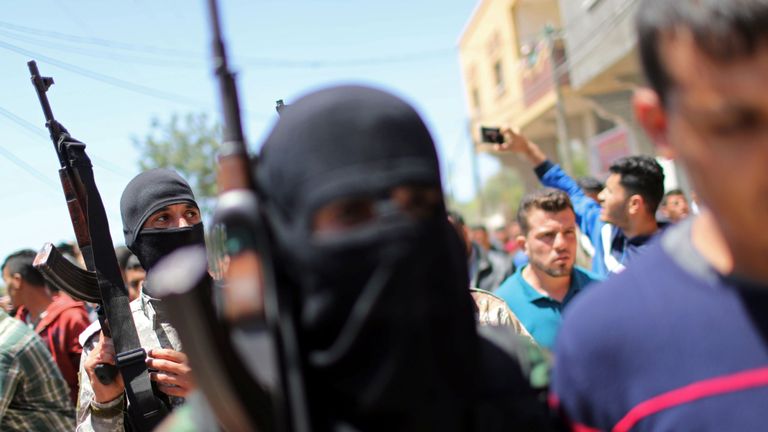 Des militants palestiniens participent aux funérailles d'un camarade tué par une frappe aérienne israélienne