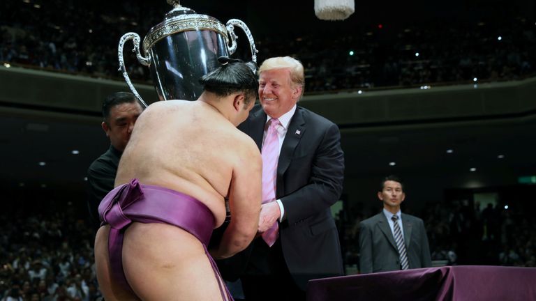 Le président américain Donald Trump présente la coupe du président à la lutteuse Asanoyama, gagnante du grand tournoi estival de sumo organisé au Ryogoku Kokigikan Sumo Hall à Tokyo, au Japon, le 26 mai 2019
