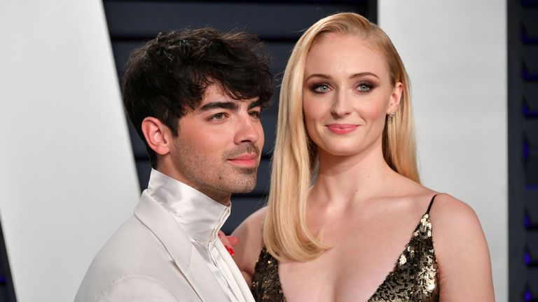 Joe Jonas et Sophie Turner à la soirée des Oscars 2019 du Vanity Fair organisée par Radhika Jones au Centre des arts de la scène Wallis Annenberg le 24 février 2019 à Beverly Hills, en Californie.