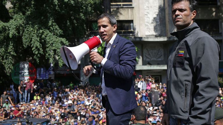 Le chef de l’opposition vénézuélien et président autoproclamé, Juan Guaido (à gauche) et le très influent homme d’opposition Leopoldo Lopez, qui avait été placé en détention à domicile par le régime du président vénézuélien Nicolas Maduro, saluent leurs partisans après avoir été rejoints par des membres du La garde nationale bolivarienne éliminera Maduro à Caracas le 30 avril 2019