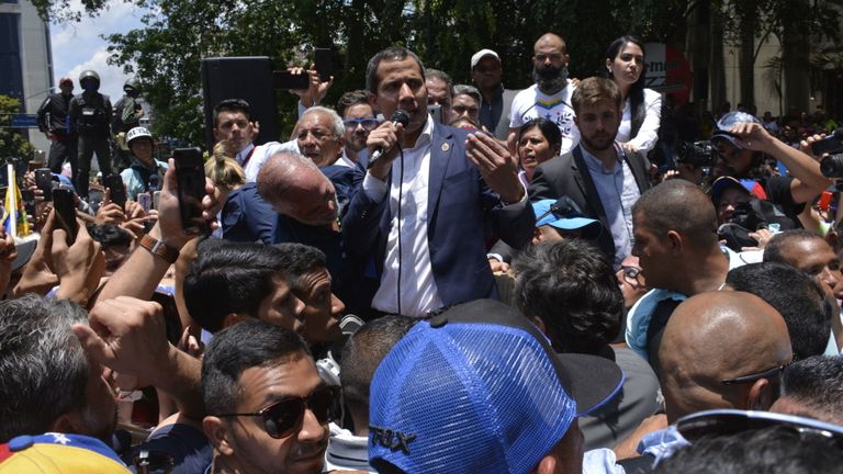 Juan Guaido s'adresse à ses partisans mardi