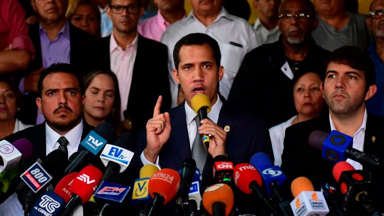 Le chef de l'opposition vénézuélienne Juan Guaido (C) a appelé à des manifestations pacifiques sur les bases de l'armée vendredi