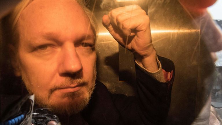 Julian Assange arrive à la cour