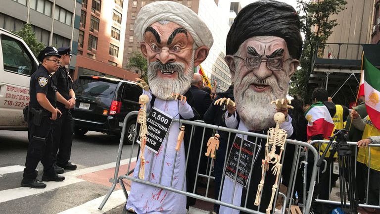 Des manifestants déguisés en Khamenei et Rouhani dans une rue de New York