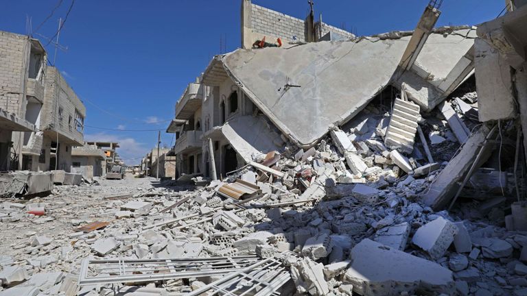 Une photo prise le 10 mai 2019 montre un bâtiment détruit par un bombardement présumé des forces gouvernementales sur la ville de Khan Sheikhun, dans la campagne du sud de la province d'Idlib sous contrôle rebelle.