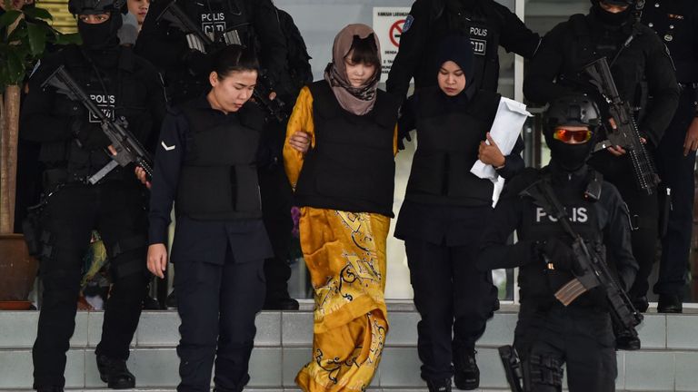 Doan Thi Huong (C) est escorté par la police malaisienne