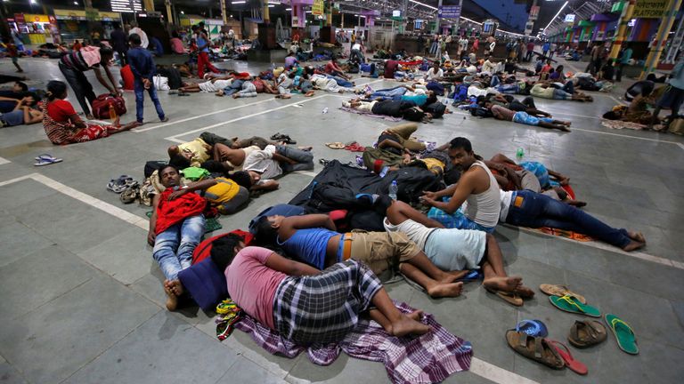 Les passagers bloqués se reposent dans une gare après que les trains entre Kolkata et Odisha ont été annulés.