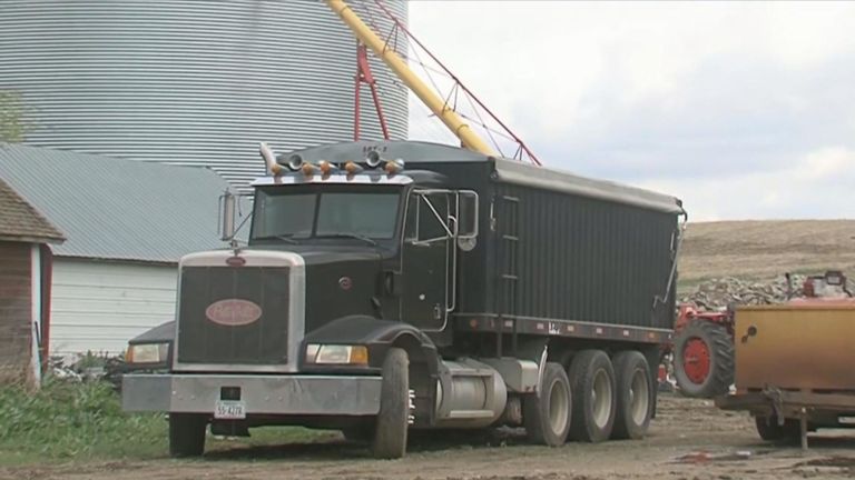 M. Kaser est sorti de son camion et dans la tarière avant que sa jambe ne se coince. Pic: Nouvelles ABC