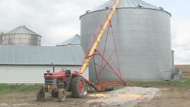 M. Kaser s'est coincé la jambe dans cette tarière à grain rouge. Pic: Nouvelles ABC