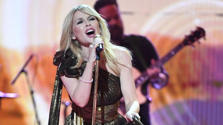 Kylie Minogue se produit sur la scène lors du concert de la fête d'anniversaire de la Reine au Royal Albert Hall à Londres le 21 avril 2018 à l'occasion du 92e anniversaire de la reine Elizabeth II de Grande-Bretagne. (Photo par Andrew Parsons / POOL / AFP) (Le crédit photo devrait correspondre à ANDREW PARSONS / AFP / Getty Images)