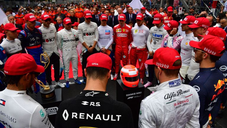 Les pilotes se sont rassemblés autour du casque de Lauda pendant une minute de silence.