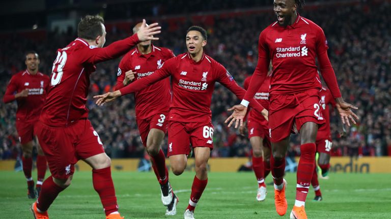 Divock Origi célèbre le quatrième but de Liverpool de les envoyer en finale