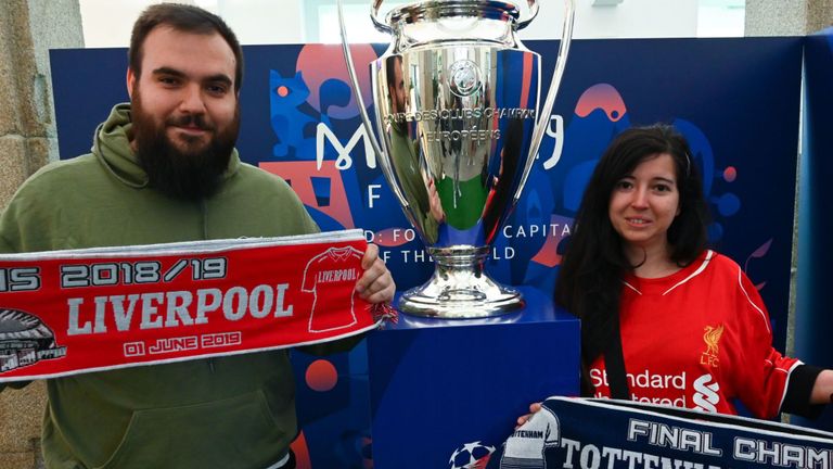 Les supporters posent avec le trophée de l'UEFA Champions League après son dévoilement à Madrid avant la finale