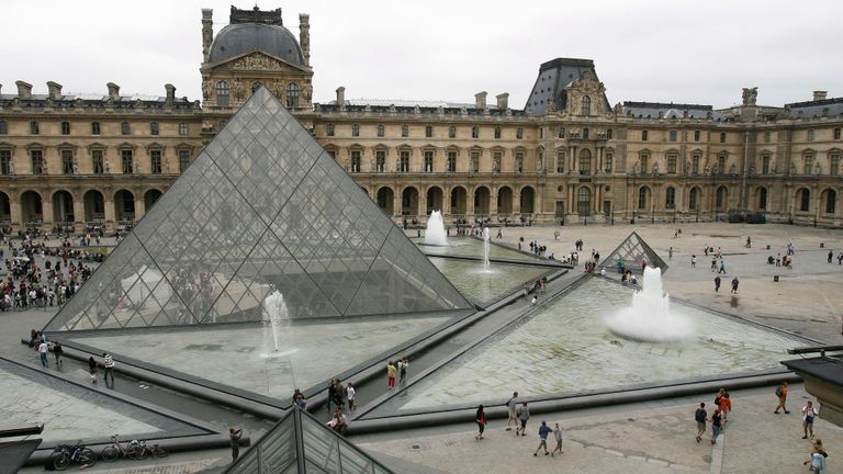 Le musée du Louvre avec son entrée en pyramide de verre conçue par I.M. Pei à Paris, France